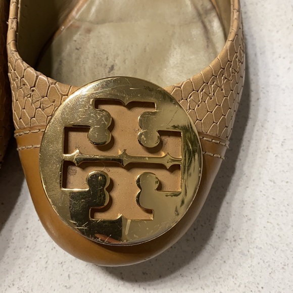 Tan Tory Burch flats with gold emblem - Picture 7 of 8